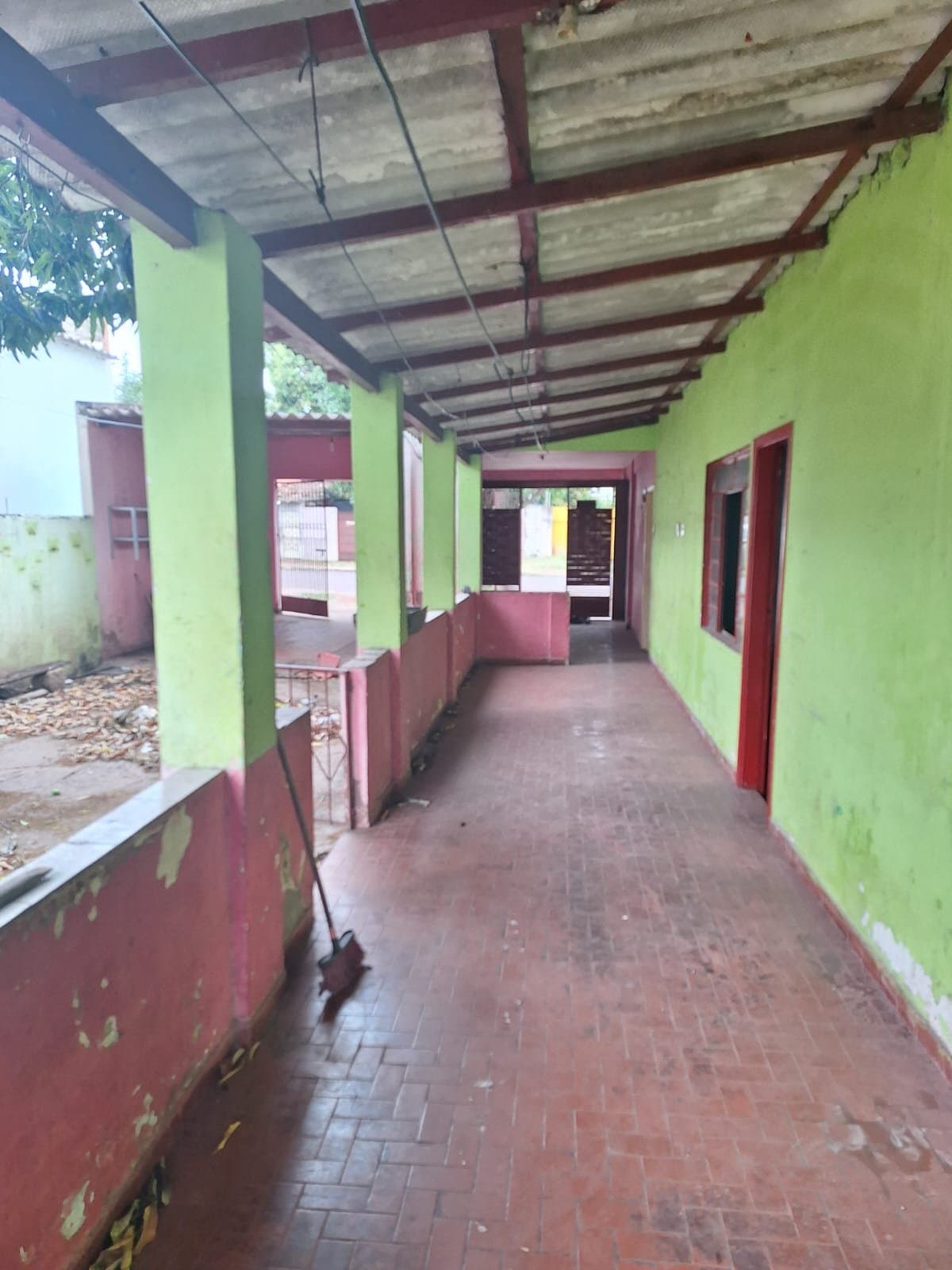 Casa à venda no bairro Maria Leite com amplo quintal e segurança